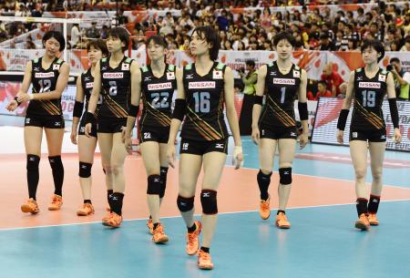米国に敗れてワールドカップ大会での五輪出場権獲得が消滅し、肩を落とす日本の選手たち(2015年9月5日、共同)