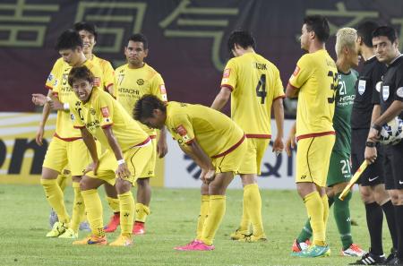 準々決勝敗退が決まり、肩を落とす柏イレブン=広州(共同)