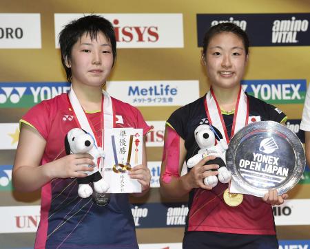 ヨネックスオープン女子シングルスで外国勢を退けて優勝を争い、チャンピオンになった奥原希望(右)と2位の山口茜(2015年9月13日、共同)