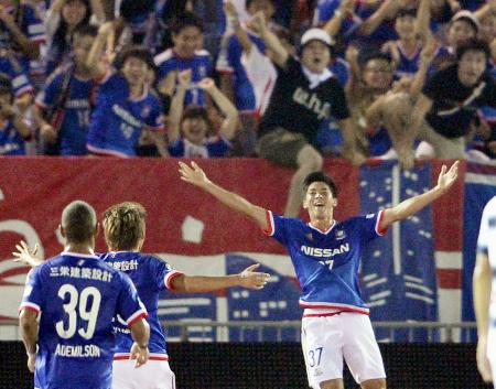 横浜M―FC東京 後半、決勝ゴールを決め喜ぶ横浜M・富樫(右)=日産スタジアム