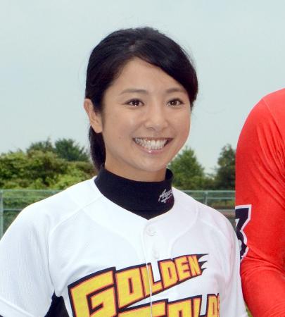社会人野球のクラブチーム、茨城ゴールデンゴールズを率いる片岡安祐美監督。タレントとしても多彩な活動をする女性だが、野球に対する旺盛な情熱と知識でチームの柱となっている(2015年6月9日、共同)