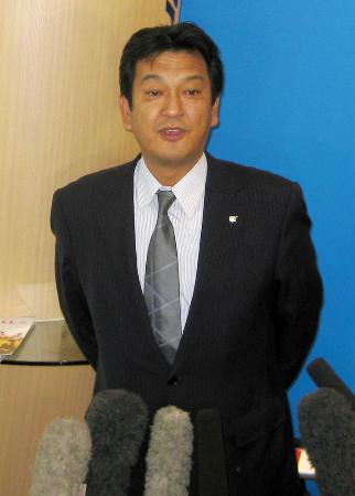 日本野球機構を訪れ、入札制度の新制度を2年間限定で受諾することを表明する日本プロ野球選手会の松原徹事務局長=2013年11月14日、東京・内幸町