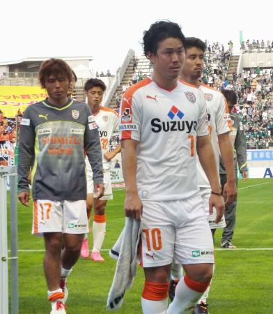 松本に敗れ、引き揚げる大前(10)ら清水イレブン=松本