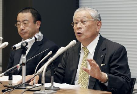 巨人の福田聡志投手の野球賭博関与について、記者会見する日本野球機構(NPB)の熊崎勝彦コミッショナー(右)ら=10月5日午後、東京都港区