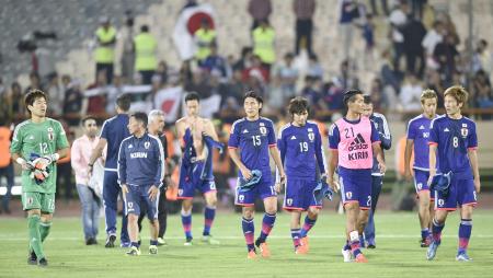 イランと引き分け、肩を落として引き揚げる原口(右端)ら日本イレブン=テヘラン(共同)
