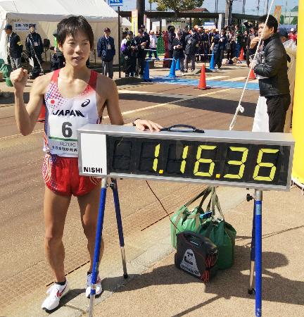 今年3月の全日本競歩能美大会男子20キロで、1時間16分36秒の世界記録を樹立した鈴木雄介選手(2015年3月15日、共同)