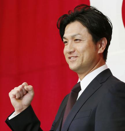 就任の記者会見でポーズをとる、巨人の高橋由伸新監督=26日午後、東京都内のホテル