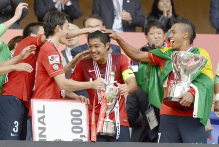 MVPに選ばれ、チームメートから手荒い祝福を受ける鹿島・小笠原(中央)=埼玉スタジアム