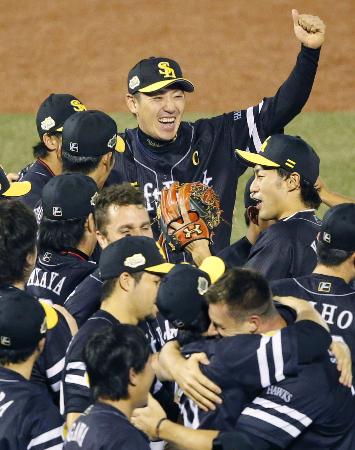 2連覇を果たして歓喜するソフトバンクナイン。試合には出られなかった内川聖一主将(上)も祝福の輪に加わった(2015年10月29日、共同)