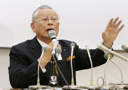 野球賭博に関し記者会見するNPBの熊崎勝彦コミッショナー=10日午後、東京都港区