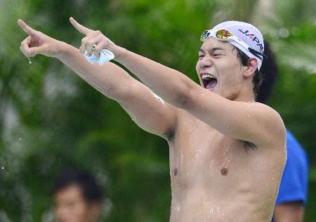 全国高校総体・競泳の男子200メートル自由形で優勝し、心の底からの喜びを表現する淑徳巣鴨・吉田冬優(2015年8月18日、共同)