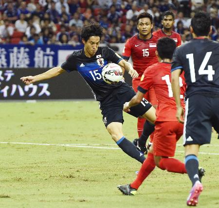 日本―シンガポール 前半、先制ゴールを決める金崎=シンガポール(共同)