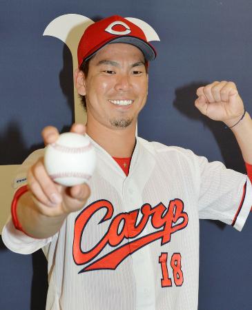 沢村賞に選ばれ、記者会見でポーズをとる広島の前田健太投手=10月26日、マツダスタジアム