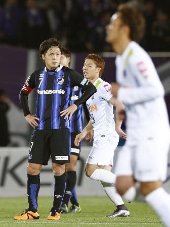 試合終了間際、広島に勝ち越され厳しい表情のG大阪・遠藤(左)=万博