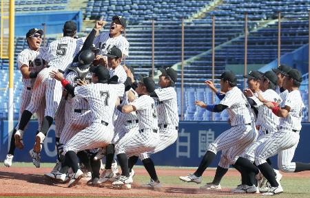東都大学野球秋季リーグで優勝し、マウンドで喜ぶ亜大ナイン=神宮