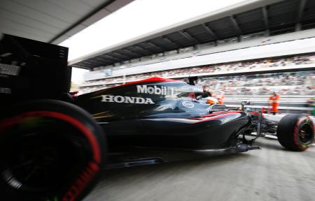 ロシアGP予選でピットから出るマクラーレン・ホンダのマシン(Honda)