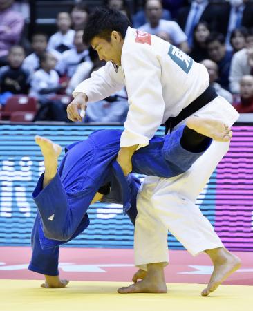 男子81キロ級準決勝 韓国選手(下)との対戦で、投げ技の動作が禁止されている下半身への攻撃とされ反則負けした永瀬貴規=東京体育館(2015年12月5日、共同)