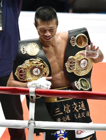 3回TKO勝ちで日本歴代単独2位の11度目の防衛に成功し、観客の声援に応える内山高志=2015年12月31日、大田区総合体育館