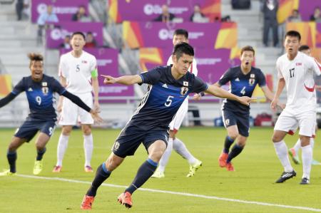 前半、先制ゴールを決め喜ぶ植田(中央)=ドーハ(共同)