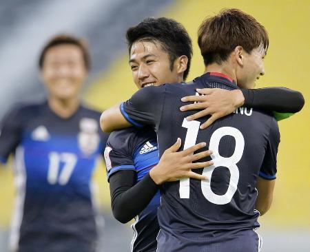 日本―サウジアラビア 前半、先制ゴールを決め南野(18)と抱き合って喜ぶ大島=ドーハ(共同)