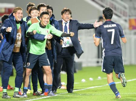 日本―イラク 決勝ゴールを決めた原川(7)を迎える手倉森監督(右から2人目)ら=ドーハ(共同)