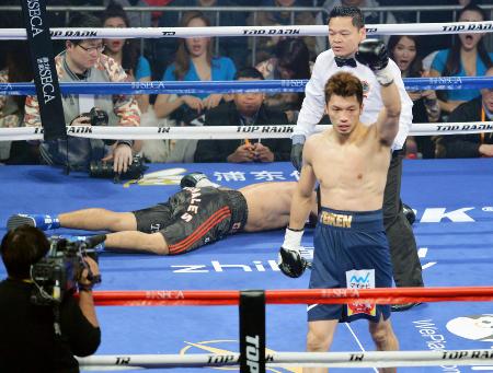 2回、ベガに勝利しガッツポーズの村田諒太=上海(共同)
