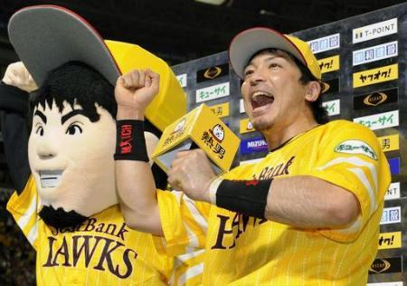 サヨナラ2点本塁打を放ち、お立ち台で喜ぶソフトバンク・松田=ヤフオクドーム(2015年9月6日、共同)