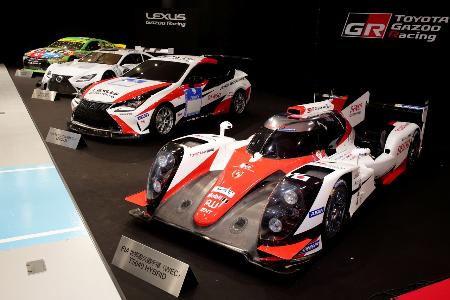 トヨタ自動車のモータースポーツ活動計画発表に登場した、ニュルブルクリンク24時間用のマシン(右から2台目)=東京都江東区