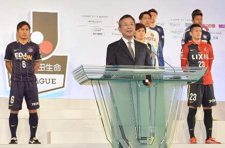 Jリーグ開幕を前に記者会見する村井満チェアマン=18日午後、東京都内のホテル