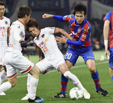FC東京―大宮 前半、大宮・泉沢(39)らに突破を阻まれるFC東京・前田(右)=味スタ