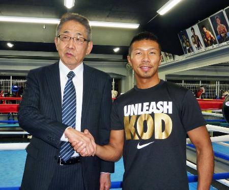 WBAのスーパー王者に昇格した内山高志(右)とジムの渡辺均会長=2015年2月23日、東京都品川区のワタナベジム