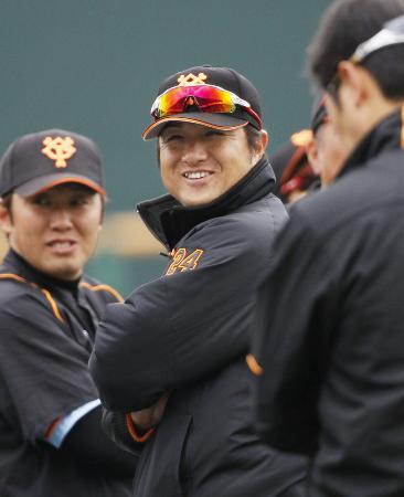 キャンプ最終日の練習を笑顔で見守る巨人・高橋監督=那覇(2月25日、共同)