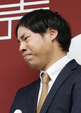 野球賭博関与が明らかになり記者会見で涙をこらえるプロ野球巨人の高木京介投手=3月9日午後、東京・大手町の球団事務所
