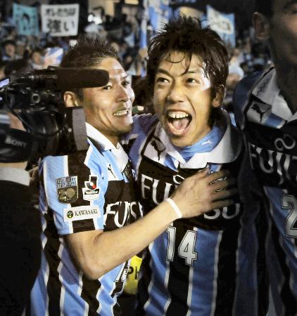川崎―名古屋 後半、決勝ゴールを決め喜ぶ川崎・中村(右)と大久保=等々力