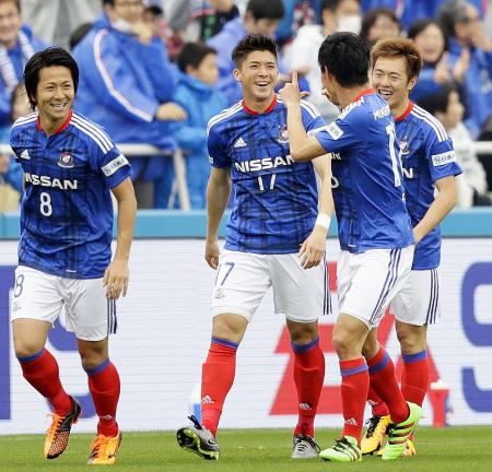 横浜M―鳥栖 前半、先制ゴールを決め、イレブンと喜ぶ横浜M・富樫(中央)=ニッパツ球技場