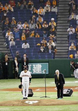 ヤクルトとの開幕戦前のセレモニーで賭博問題などについて謝罪し、ファンに一礼する巨人の老川祥一オーナー(右)と高橋監督=3月25日、東京ドーム
