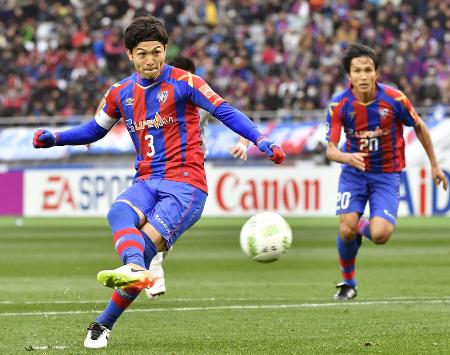 FC東京―名古屋 前半、PKを決めるFC東京・森重。右は前田=味スタ
