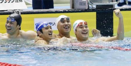競泳日本選手権男子100メートル自由形決勝を終えた直後の(左から)小長谷研二、古賀淳也、塩浦慎理、中村克=東京辰巳国際水泳場(共同)