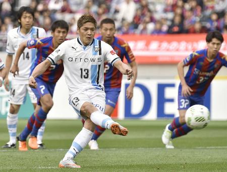 FC東京―川崎 後半、同点のPKを決める川崎・大久保=味スタ