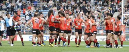 スーパーラグビーの初勝利を喜ぶサンウルブズのフィフティーン=秩父宮(共同)