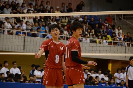 紅白戦でプレーするバレー男子の柳田(左)と石川=沖縄市体育館(共同、2016年4月17日)