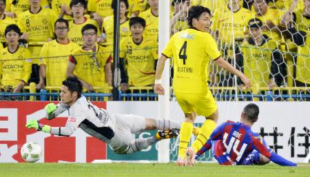 柏―FC東京 前半、FC東京・阿部(右)のシュートを阻む柏・GK中村=柏