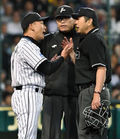 「コリジョンルール」適用で判定が覆り、抗議する阪神の金本監督=甲子園
