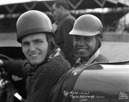1935年にインディ500に初出場した際のヒラシマ(右)とメイズ。アダムズ製の車体とミラー製エンジンでポールポジションの快挙だった。(インディアナポリス・モータースピードウエー提供=共同)