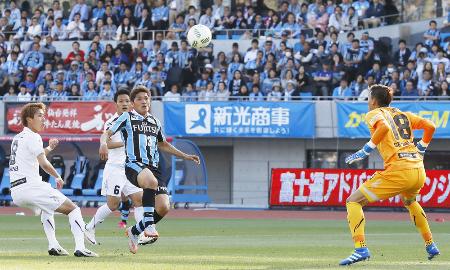 川崎―神戸 後半、勝ち越しゴールを決める川崎・大久保(左から3人目)=等々力