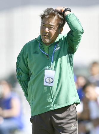 日本―パラグアイ 前半、さえない表情で戦況を見守る手倉森監督=オバーニュ(共同)