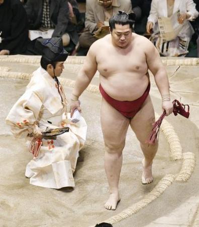 大相撲夏場所12日目、大砂嵐を押し出しで破った遠藤=両国国技館(共同)