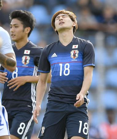 日本―イングランド 前半、シュートを外し悔しがる南野。左は大島=トゥーロン(共同)