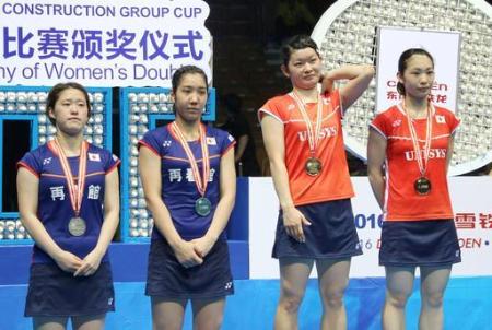 バドミントンのアジア選手権女子ダブルスの表彰台に立つ(左から)2位に終わった福万、与猶組と優勝した高橋、松友組=武漢(共同)