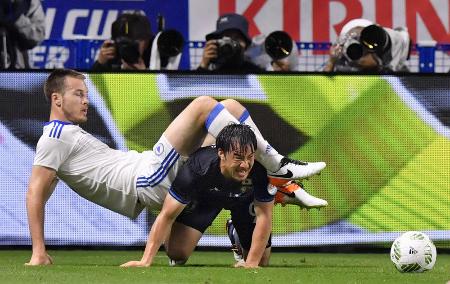 日本―ボスニア・ヘルツェゴビナ 前半、厳しいマークを受ける岡崎=吹田スタ